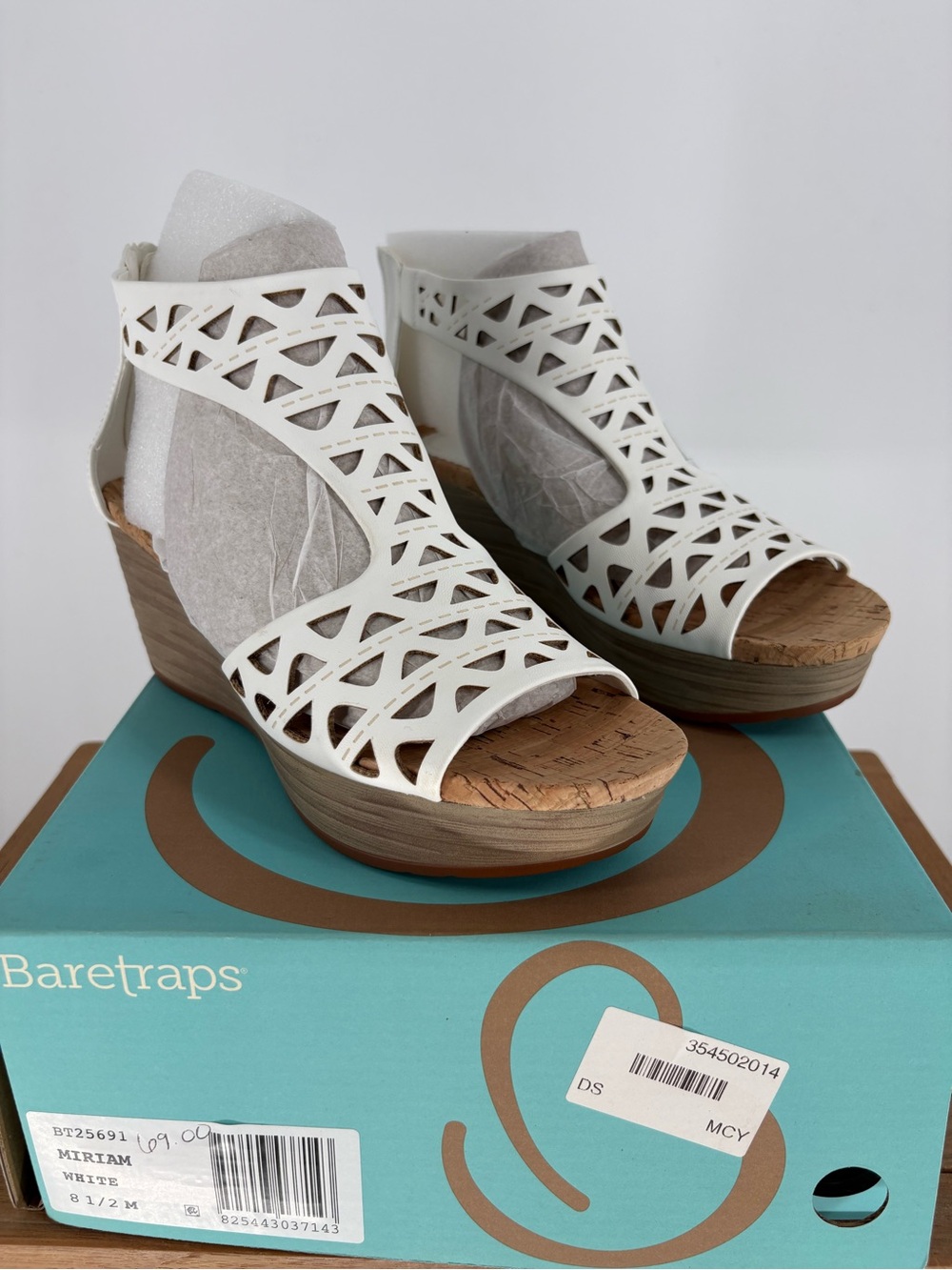 New Women’s Baretraps White Laser-Cut Wedge Sandals size 8.5 M